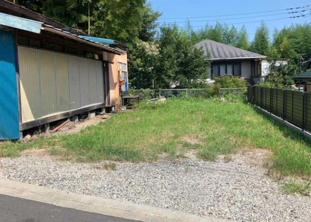 【外観】 | 隣家の土地はどうなっているのか、生活利便施設が近くにあるのか、学校まで近いかなど、お客様のライフスタイルにあわせたイメージが重要です。また、近くにあると困る施設が近くにないかも確認するといいでしょう。