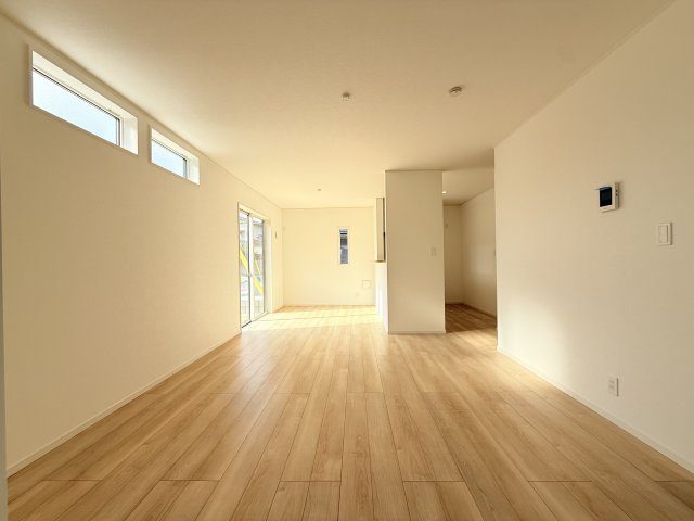 丸亀市土器町東３丁目の新築一戸建の居間・リビング|こちらのリビングで趣味の時間をお楽しみください