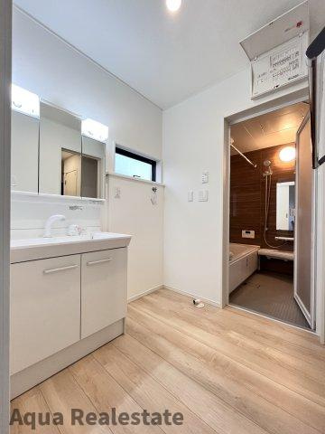 丸亀市土器町東３丁目の新築一戸建の独立洗面台|独立洗面台、小物を置くことができて便利です