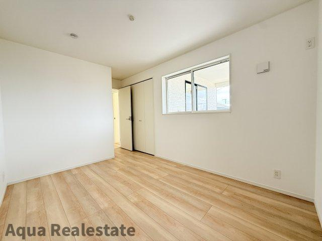 丸亀市土器町東３丁目の新築一戸建の寝室|広くて明るい寝室