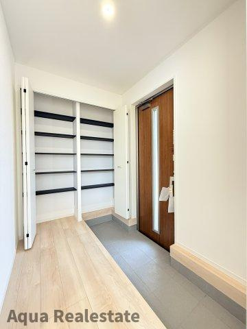 丸亀市土器町東３丁目の新築一戸建の玄関|きれいな玄関です