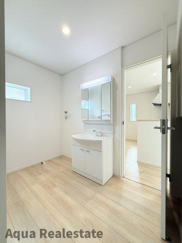 丸亀市土器町東３丁目の新築一戸建の独立洗面台|独立洗面台あり、毎朝おしゃれに忙しい女性の方におすすめです