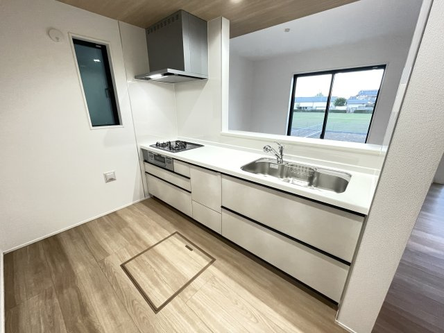 新築戸建・建売　大泉町寄木戸7期　GRAFARE　全5棟のキッチン|収納が多く白基調の素敵な水回りです。