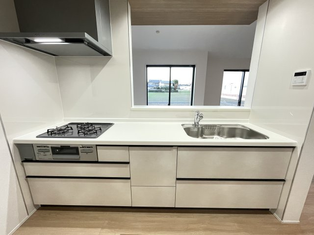 新築戸建・建売　大泉町寄木戸7期　GRAFARE　全5棟のキッチン|カウンター越しに会話が弾む、家族とのつながりを感じられる対面キッチンです！