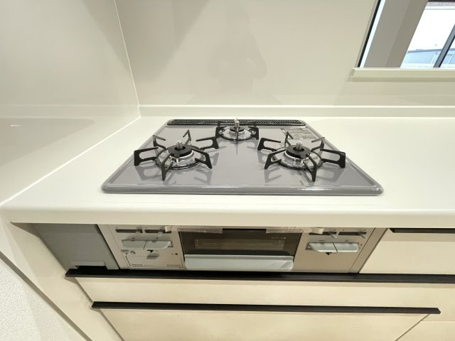 新築戸建・建売　大泉町寄木戸7期　GRAFARE　全5棟のキッチン|3口コンロなのでご飯を作りながらお弁当のおかずも作れて便利！