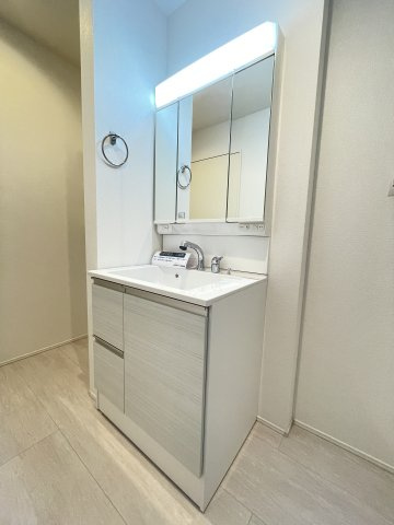新築戸建・建売　大泉町寄木戸7期　GRAFARE　全5棟の独立洗面台|三面鏡タイプの独立洗面台で、身だしなみチェックも収納力も◎洗面まわりもすっきり清潔に保てます！