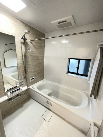 新築戸建・建売　大泉町寄木戸7期　GRAFARE　全5棟の浴室|喚起に便利な小窓付き♪浴室乾燥機能も完備されています！