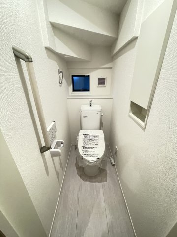 新築戸建・建売　大泉町寄木戸7期　GRAFARE　全5棟のトイレ|手すりがついているので立ち座りが楽になり、足腰の負担が軽減され転倒のリスクを大幅に減らせそうです♪
