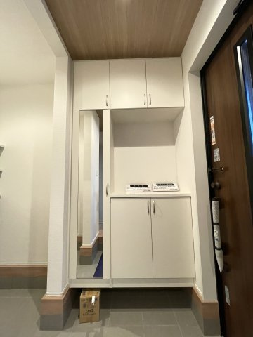 新築戸建・建売　大泉町寄木戸7期　GRAFARE　全5棟の収納|シューズボックスも施工されていて玄関先で役立つ全身鏡付き。
