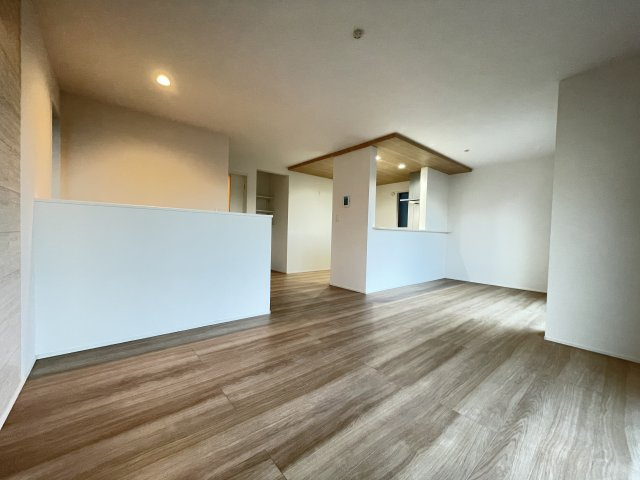 新築戸建・建売　大泉町寄木戸7期　GRAFARE　全5棟の居間・リビング|リビングにはカウンター付き！！勉強机やテレワークにも便利です★