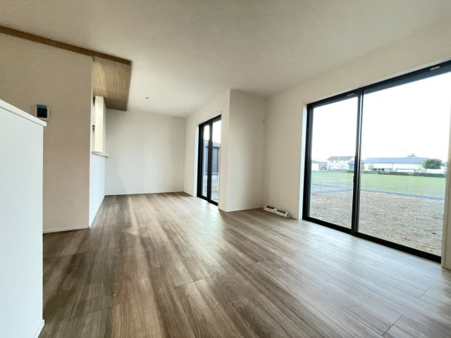 新築戸建・建売　大泉町寄木戸7期　GRAFARE　全5棟の居間・リビング|優しい光が差し込む大きな窓