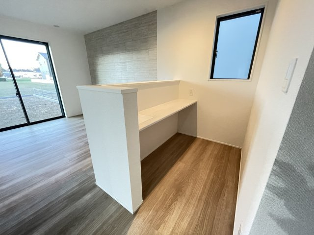 新築戸建・建売　大泉町寄木戸7期　GRAFARE　全5棟の居間・リビング|リビングにちょっとしたプライベート空間を確保できます。