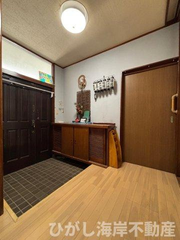 茅ヶ崎市浜竹4丁目　中古戸建の玄関|収納力とゆとりを備えた玄関。来客時もすっきりと迎えられる空間です。
