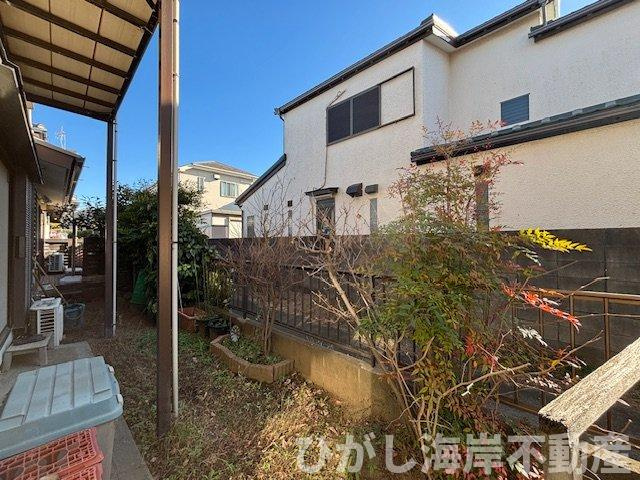 茅ヶ崎市浜竹4丁目　中古戸建の庭|南向きの庭付き住戸。陽当たりの良さを活かし、家庭菜園やくつろぎの時間を楽しめます。