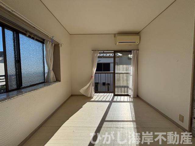 茅ヶ崎市浜竹4丁目　中古戸建の洋室|南からの光がしっかり届く2階洋室。主寝室にも使える明るく落ち着いた空間です。