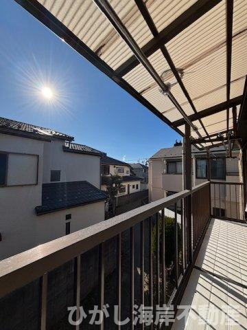 茅ヶ崎市浜竹4丁目　中古戸建のバルコニー|南向きで陽当たり良好。洗濯物も気持ちよく乾く、開放感あるバルコニーです。