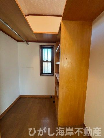 茅ヶ崎市浜竹4丁目　中古戸建の収納|衣類をまとめて収納できるウォークインクローゼット。空間をすっきり保てます。
