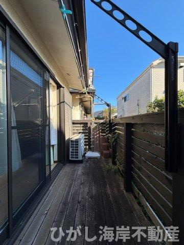 茅ヶ崎市浜竹4丁目　中古戸建のバルコニー|室内とつながるウッドデッキ。外時間を日常に取り込める贅沢な空間。