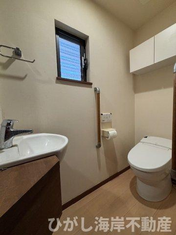 茅ヶ崎市浜竹4丁目　中古戸建のトイレ|窓付きで明るく、手洗いも備えた使い勝手の良いトイレ空間。