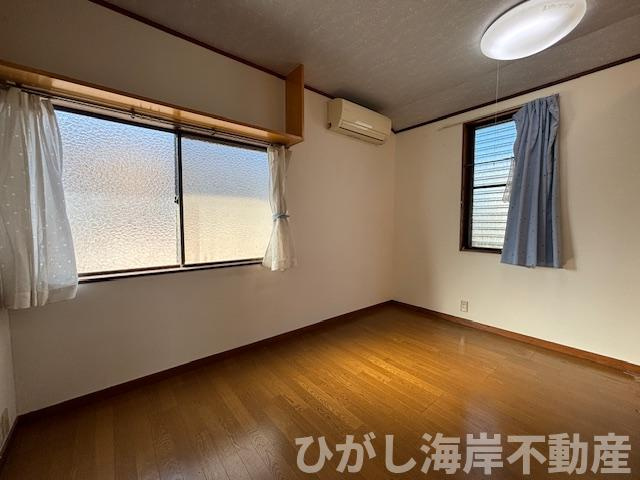 茅ヶ崎市浜竹4丁目　中古戸建の寝室|二面採光で明るく風通しの良い洋室。寝室や書斎など多用途に使える空間です。