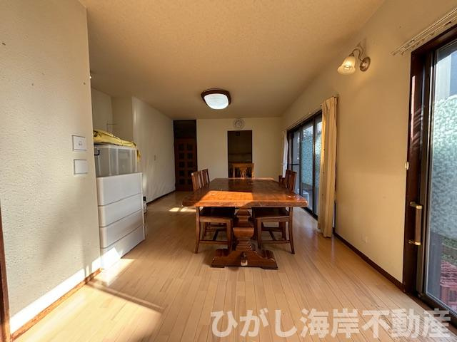 茅ヶ崎市浜竹4丁目　中古戸建のダイニング|南からの光が奥まで届く、家族の時間が自然と集まるリビング空間。