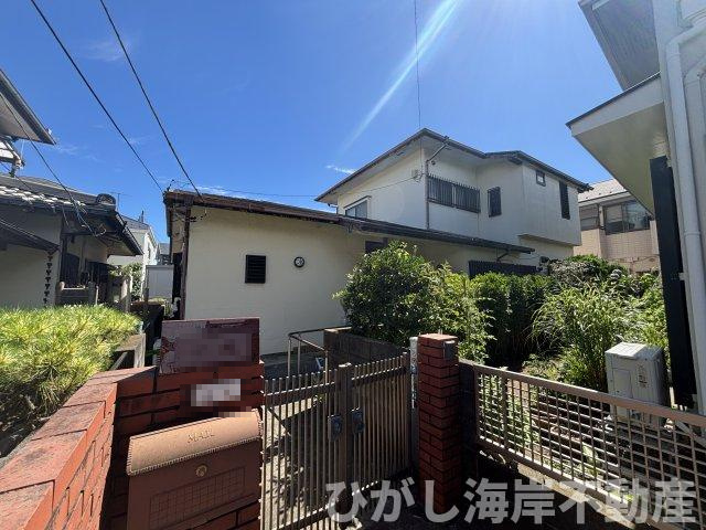 茅ヶ崎市浜竹4丁目　中古戸建の外観|正門から望む落ち着いた佇まい。住まいとしての安心感が伝わる外観です。