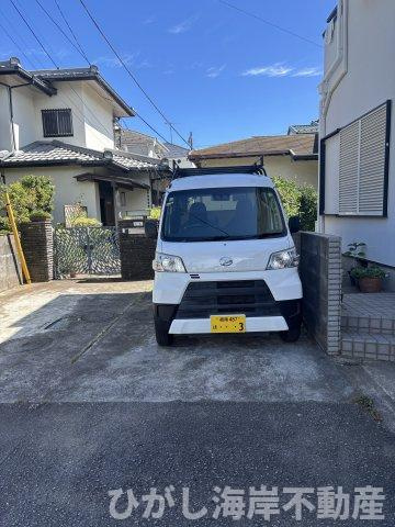 茅ヶ崎市浜竹4丁目　中古戸建の駐車場|間口2.5mを確保した駐車スペース。車の出し入れもしやすい実用的な設計です。
