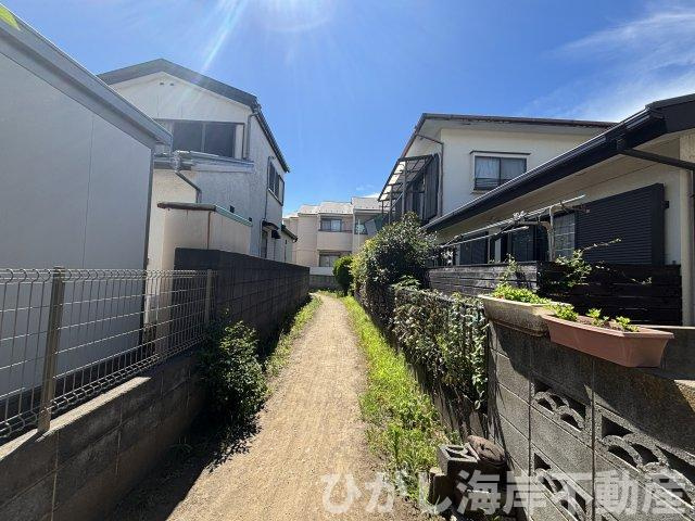 茅ヶ崎市浜竹4丁目　中古戸建の前面道路含む現地写真|南側が通路のため建物が迫らず、陽当たりと開放感に恵まれた立地。