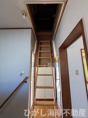 茅ヶ崎市浜竹4丁目　中古戸建の設備|季節物もしっかり収まる小屋裏収納。住空間を広く使えるプラスαの収納力。
