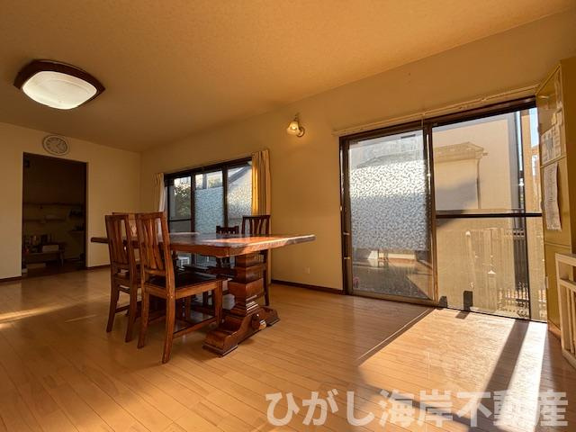 茅ヶ崎市浜竹4丁目　中古戸建の居間・リビング|南向きの光が一日中届く、この家の主役となるリビング。