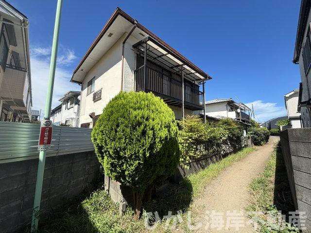 茅ヶ崎市浜竹4丁目　中古戸建の前面道路含む現地写真|南側が開けた立地で陽当たり良好。落ち着いた住環境に佇む、開放感のある戸建住宅です。