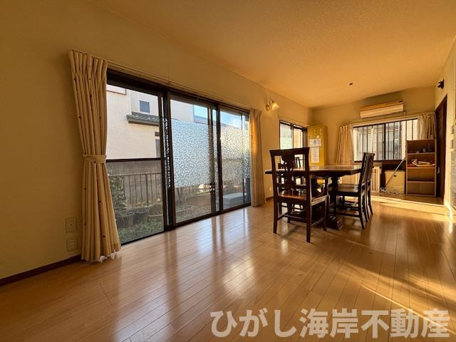 茅ヶ崎市浜竹4丁目　中古戸建の居間・リビング|家族が自然と集まる理由が分かる、陽だまりのリビング空間。