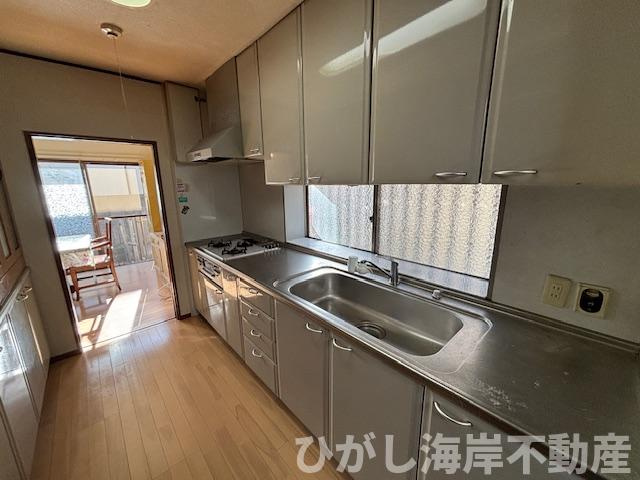 茅ヶ崎市浜竹4丁目　中古戸建のキッチン|光と風が抜けるキッチン。料理中も、家族と空間を共有できる設計。