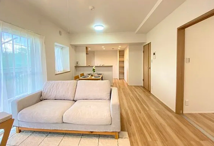 ヴィラージュヴェール８番館の居間・リビング|こちらの居間で趣味の時間をお楽しみください