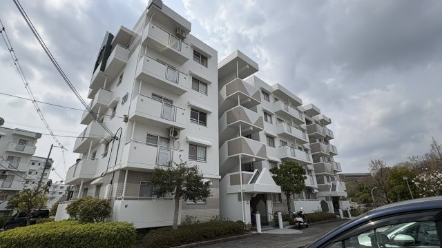 高槻阿武山二番街２０１号棟の駐車場