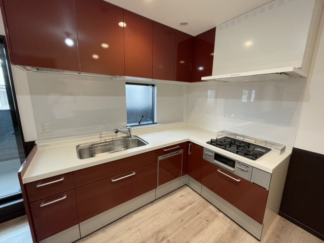 守口市金田町2丁目　一戸建てのキッチン|L字型システムキッチン
■物件内覧・資金計画相談・住宅ローン相談、リフォーム相談、お問合せ受付中■
※当日・翌日のご内覧、ご相談はお電話でのお問合せがスムーズです！