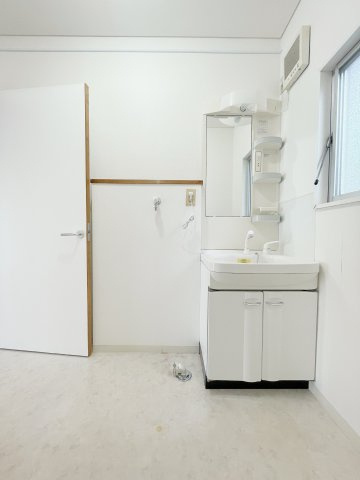 中古戸建・収納豊富　郡山市富田町上鶴蒔田の独立洗面台|鏡の横には小物置き場もあるシャワー付き洗面台！歯ブラシなど手の届くところにおけるので便利ですね♪