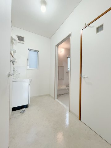 中古戸建・収納豊富　郡山市富田町上鶴蒔田の脱衣所|洗面台の隣には室内洗濯機置き場があるので脱いだらすぐに洗濯機に入れられる動線が楽な間取りです！