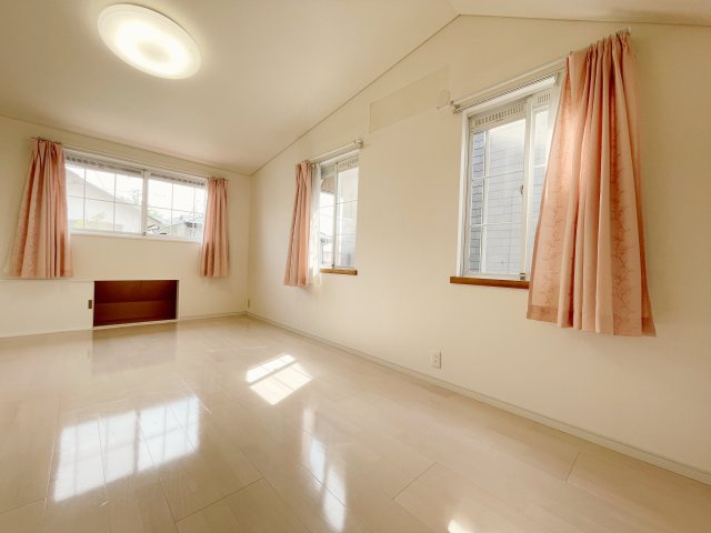 中古戸建・収納豊富　郡山市富田町上鶴蒔田の洋室|窓下に収納付きなので小物収納にも便利ですね！陽当たり良好な洋室は2面採光で風通しも良好♪