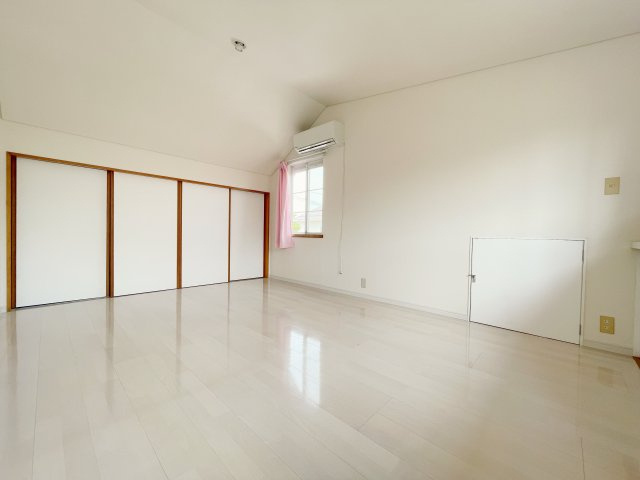 中古戸建・収納豊富　郡山市富田町上鶴蒔田の洋室|屋根裏収納付きの洋室！平天井で天井高く開放的な空間♪ホワイトを基調としているので明るいです！