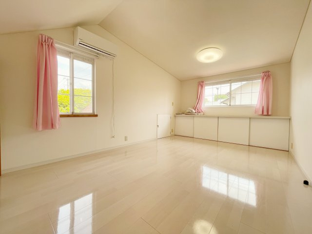 中古戸建・収納豊富　郡山市富田町上鶴蒔田の居間・リビング|窓下の棚付き収納でカウンターとしても使える万能収納♪広々とした洋室なのでご夫婦の寝室としても♪