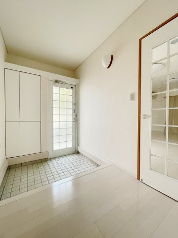 中古戸建・収納豊富　郡山市富田町上鶴蒔田の玄関|自然光を取り入れる明るい玄関♪毎日気持ちよくお出かけできそうです♪