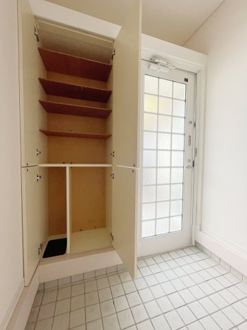 中古戸建・収納豊富　郡山市富田町上鶴蒔田の収納|たっぷり収納できる玄関収納も充実！玄関周りをいつも整頓できるので来客があっても安心♪