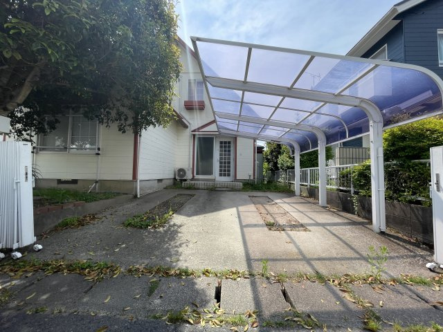 中古戸建・収納豊富　郡山市富田町上鶴蒔田の駐車場|カーポート付きで車の乗り降りも雨に濡れることなくできます！小さなお子様のいるご家庭におすすめ♪