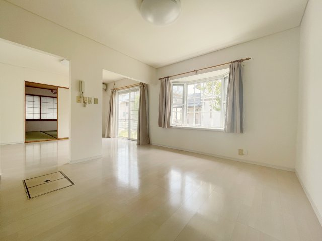 中古戸建・収納豊富　郡山市富田町上鶴蒔田の居間・リビング|陽当たり良好なリビングダイニング♪おしゃれなで窓付き♪日常を彩る花を飾ったり家族が集まる温かな空間♪