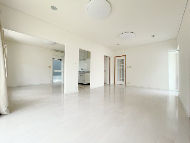 中古戸建・収納豊富　郡山市富田町上鶴蒔田の居間・リビング|リビングとダイニングスペースをつなぐ空間にはドアがないので開放的♪