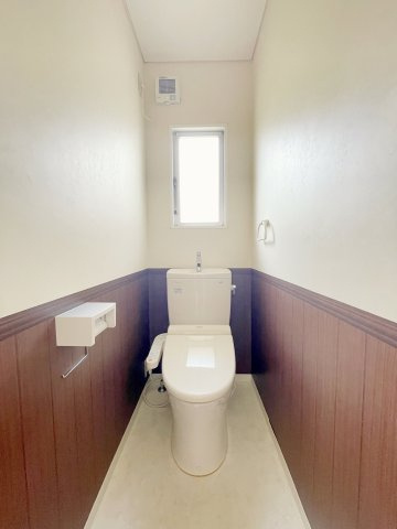 中古戸建・収納豊富　郡山市富田町上鶴蒔田のトイレ|窓付きトイレは腰壁でおしゃれな印象に！窓付きなので明るく昼間の照明不要で省エネ仕様♪