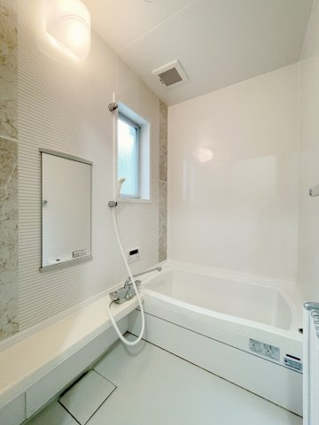 中古戸建・収納豊富　郡山市富田町上鶴蒔田の浴室|一日の疲れを癒すバスルームはホワイトカラーを基調としているので清潔感があります！