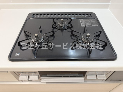 【その他】 | 静岡市葵区上伝馬 3期 新築一戸建て 6号棟 | 3口コンロがあります