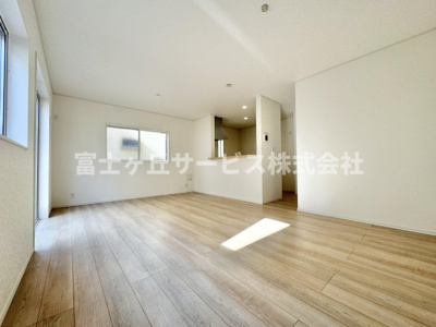 【居間・リビング】 | 静岡市葵区上伝馬 3期 新築一戸建て 6号棟 | リビングダイニングです